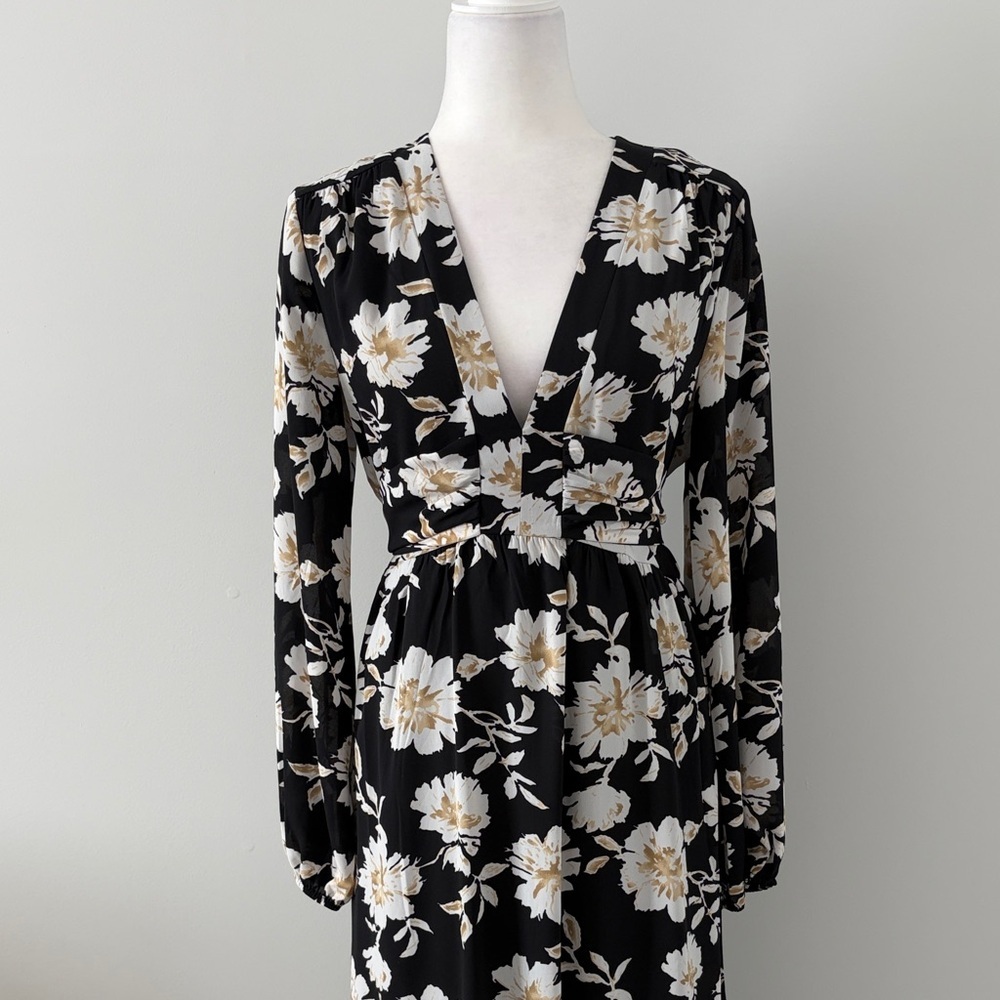 👗Host Pick👗 Black And White Floral Long Sleeve Dress - Picture 2 of 6